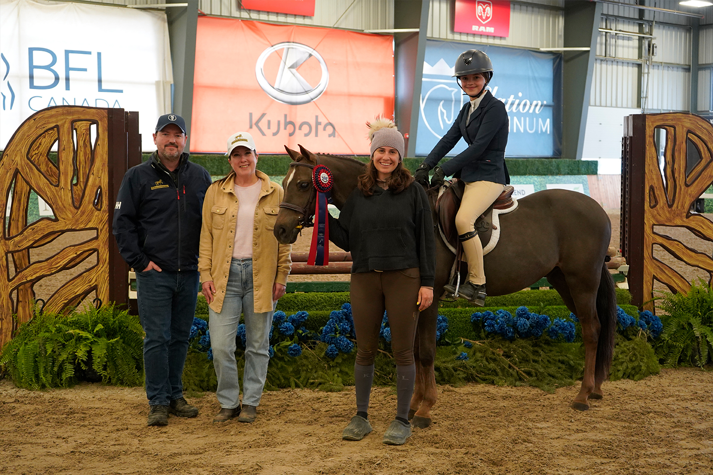 (Poppy Seon & Canterbrook Trimmed in Gold. Presented by Ferguson Equine Veterinary Services ; photo credit Kinda Georgia Media)